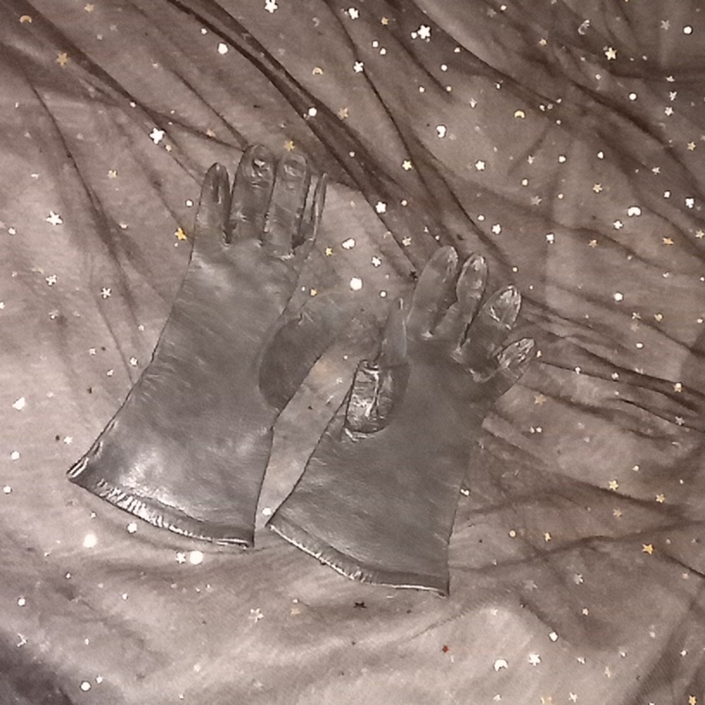 Gloves - Picture 2 of 4